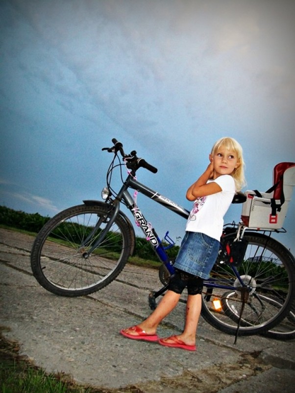 Zdjęcie zgłoszone na konkurs eBobas.pl Rowerowe podróże&#45; to jest to co czteroletnie dziewczynki lubią najbardziej...\nMini, leginsy, rozpuszczone blond włoski  i oczywiscie rower&#45; 100 &#37; WAKACJE