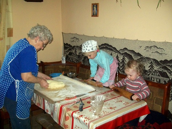 Małe pomocnice Pomagamy babci w pieczeniu mazurka. Był pyyyyszny:&#41;