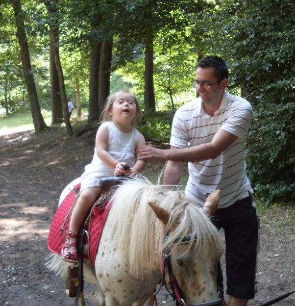 Zdjęcie zgłoszone na konkurs eBobas.pl Majowa pogoda sprzyjała wyprawie do zoo,tutaj Julcia z tatą na przejażdżce konnej  