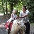 Majowa pogoda sprzyjała wyprawie do zoo,tutaj Julcia z tatą na przejażdżce konnej  