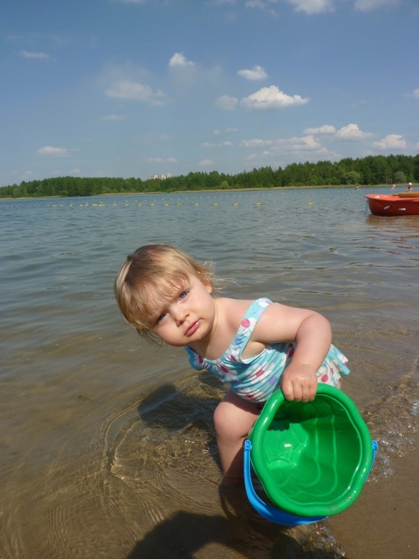Zdjęcie zgłoszone na konkurs eBobas.pl Nadia i pierwsze przygody z wodą :&#41;