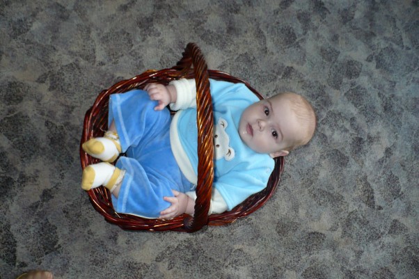 Święconka Kiedyś synuś mieścił się w koszyczku :&#41;\nTeraz potrzebowałby ogromnego koszyka ;&#41;\nTo zdjęcie było zrobione podczas pierwszej Wielkanocy synka :&#41;