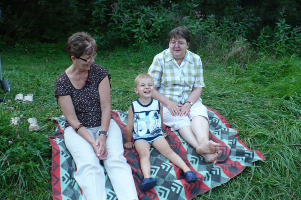 Nie ma to jak piknik z babciami Kocyk i babcie = dobra zabawa :D