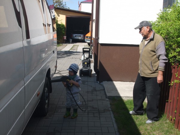 Zdjęcie zgłoszone na konkurs eBobas.pl Jestem sobie Dawid mały ale pracuś doskonały. Wszystkim chętnie dziś pomogę &#45; u mnie nie ma ,że &quot; nie mogę &quot; Biorę się za mycie busa bo się bardzo umorusał. W ruch wiec idzie płyn i woda i choć sprawa ta nie lada to prawdziwa jest zabawa. 