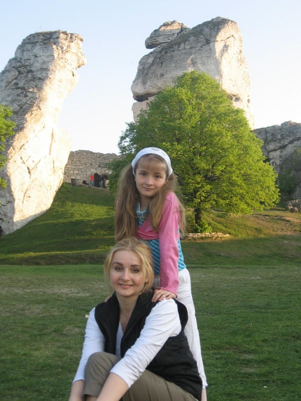 Ja i Iza.JPG Razem z córką. W tle skały i ruiny zamczyska w Ogrodzieńcu.
