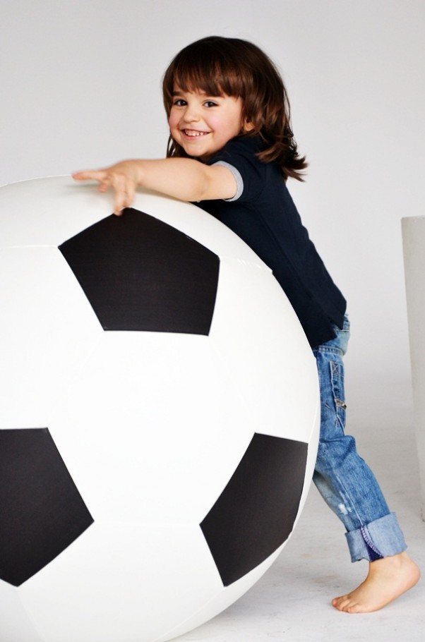 Zdjęcie zgłoszone na konkurs eBobas.pl Nikodem uwielbia piłki w każdym rozmiarze :&#45;&#41;