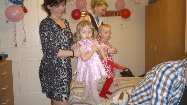 Nikola i kolezanka 2 Urodzinki Nikoli sa 2 dziewczynki i dwie kobietki 
