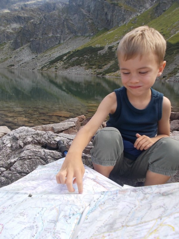 Podróżnik w górach...i palcem po mapie... Jaś wyznacza kolejną trasę wycieczki... Na fotce siedzieliśmy zmęczeni nad Czarnym Stawem Gąsienicowym w Tatrach... ale już w głowie snuliśmy plany kolejnych wycieczek... Palcem po mapie...bezcenny odpoczynek dla nóg ;&#45;&#41;