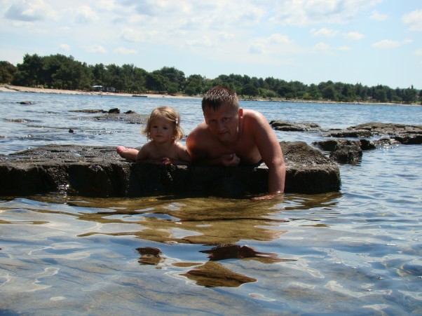 Zdjęcie zgłoszone na konkurs eBobas.pl Razem z tatusiem poznaję świat:&#41; Tatuś pokazuje mi jak rybki pływają w morzu i uczy pływać:&#41;