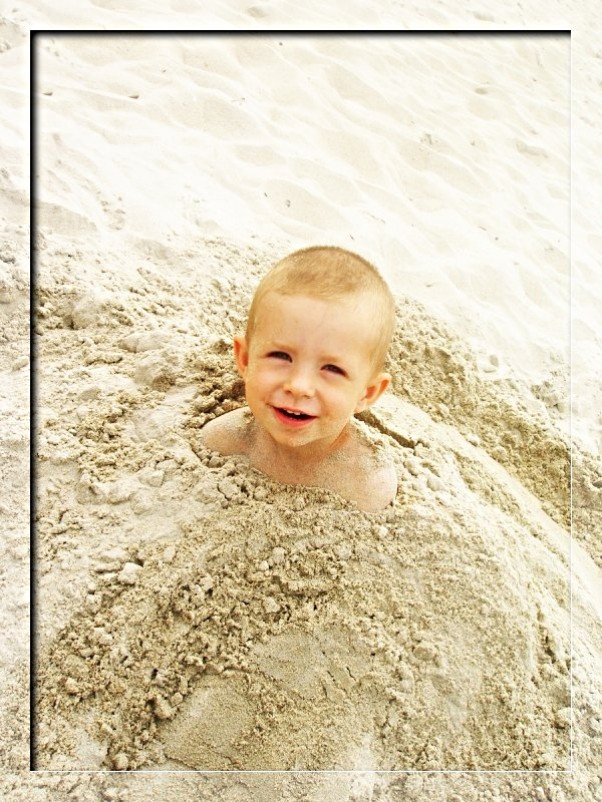 Sama słodycz w piasku zakopana :&#41; Szybciutko i bez zastanowienia,\nzakopałem się w piasku &#45; w celu ochłodzenia!\nA wtedy stwierdziła moja mama:\n&quot;ooo sama słodycz w piasku zakopana&quot; :&#41;