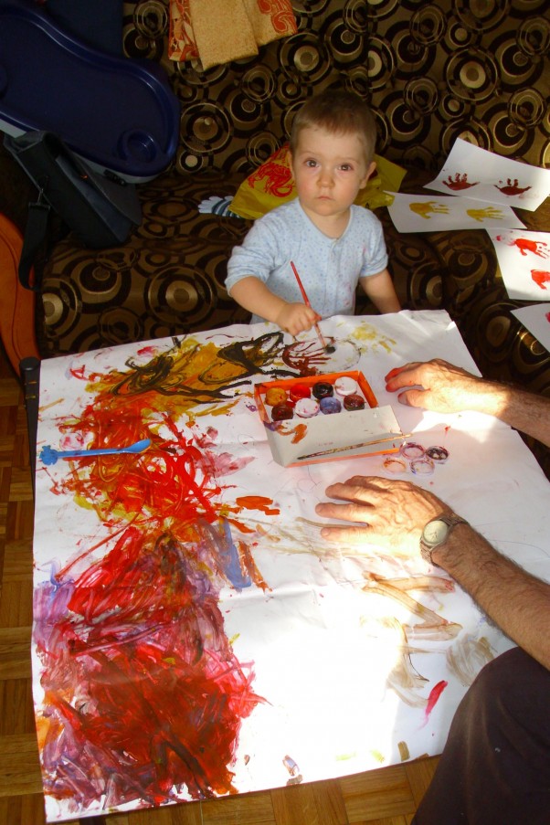 Piotruś 1,5 roku i jego twórczość Piotruś maluje obrazki dla całej rodzinki. Choć jest jeszcze mały to jego dzieła już ozdabiają ściany wielu domów :&#41;