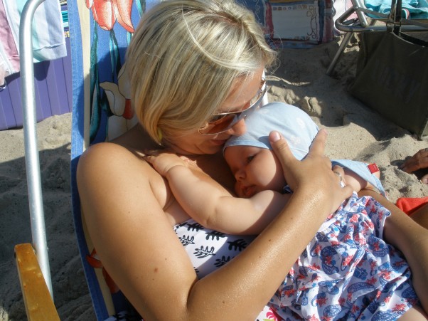 Zdjęcie zgłoszone na konkurs eBobas.pl Tak bardzo się kochamy.....każda chwila spędzona z Emilką jest bezcenna, kiedy przytulam swoją córeczkę do serca nic innego wtedy się nie liczy....tylko JA i ONA :&#41;