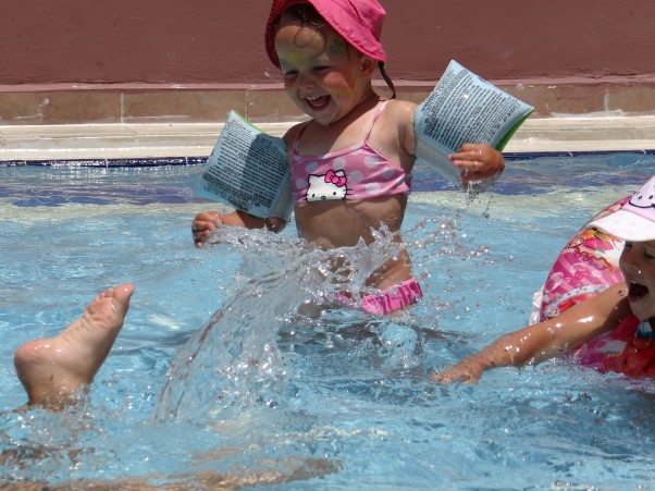 Zdjęcie zgłoszone na konkurs eBobas.pl Emilka uwielbia lato, wtedy może popluskać się w basenie :] 