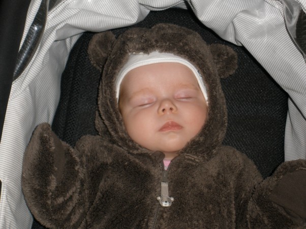 Śpiący niedźwiadek Mały niedźwiadek mocno śpi, mały niedźwiadek mocno śpi :] my się go nie boimy, ale na palcach chodzimy, bo jak się zbudzi będzie zmierzły, bo jak się zbudzi będzie zmierzły ;}