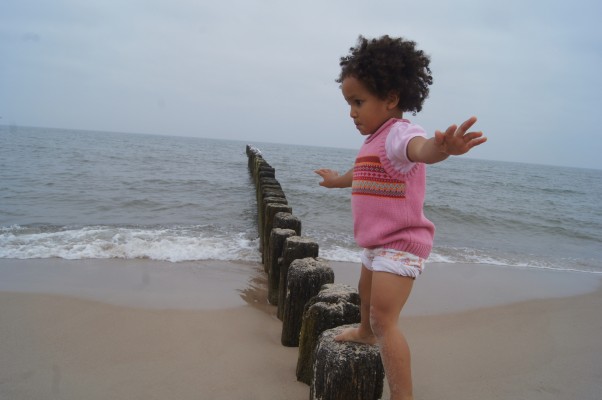 Zdjęcie zgłoszone na konkurs eBobas.pl Uczę się latac, jak te mewy w oddali.\nNajpierw nad plażą, a potem na pełnym morzu:&#41;\n&#45;Ania 2 latka i 8 miesięcy