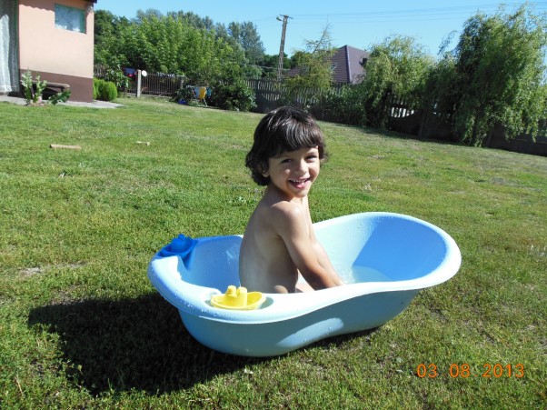 Krzyś w kąpieli  Kąpiel na podwórku to fajna zabawa