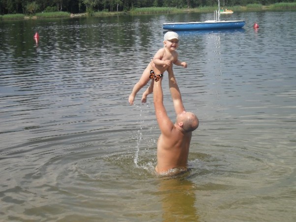 Nauka pływania &#40; a może latania?&#41; z tatusiem! Tak wiele radości w tych chwilach czułości :&#41;
