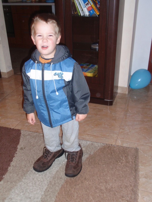 Zdjęcie zgłoszone na konkurs eBobas.pl Mój synek bardzo chce być taki jak tatuś, dlatego już przymierza jego buty:&#41;