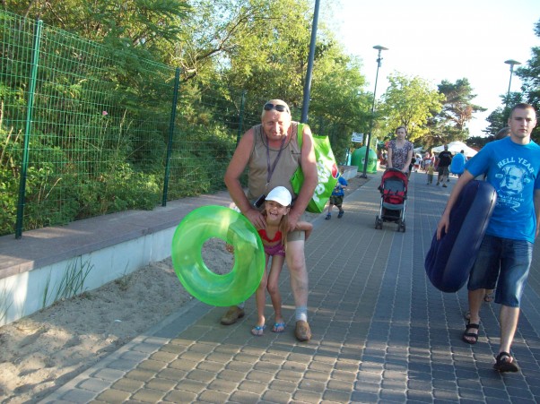 Monisia lubi taki słodki ciężar jak dziadek To był najsłodszy ciężar Monisi &#40;jak musiała nosić dziadka po plaży na Stogach.\n