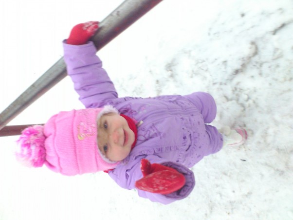 Uwielbiam Śnieg moja córci bardzo lubi śnieg i chociaż go tak w tym roku mało to korzysta z każdej okazji by się nim pobawić:&#41;