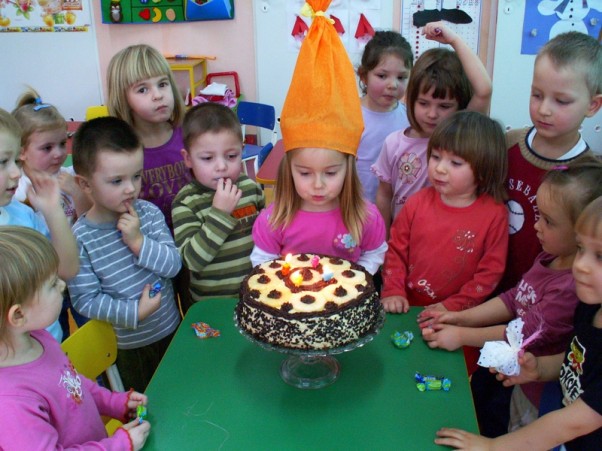 4 urodziny w Przedszkolu Moniczka świętuje 4 urodziny z koleżankami i kolegami!