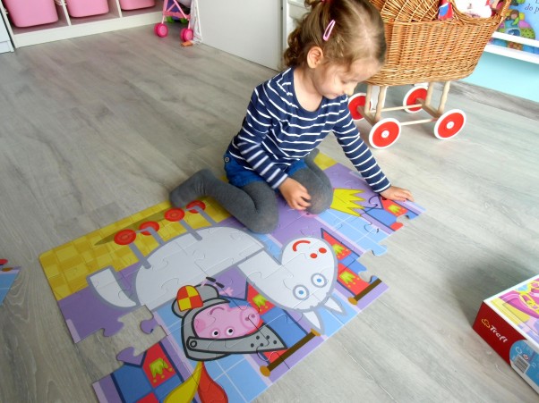 Zdjęcie zgłoszone na konkurs eBobas.pl 2,5 letnia Nadia układa puzzle z Peppą :&#41;