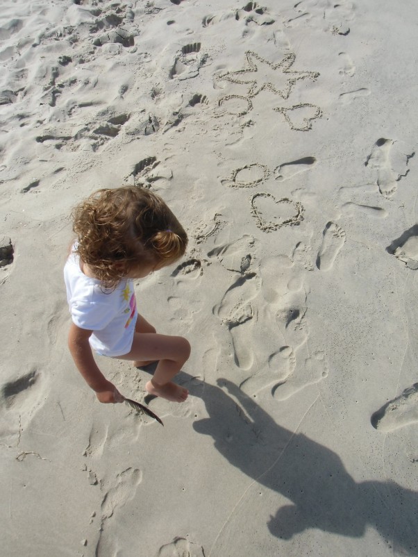 Rysowanie piórkirm po piasku :&#41; Władysławowo 2014 :&#41; Nadia uwielbia bawić się na plaży :&#41;
