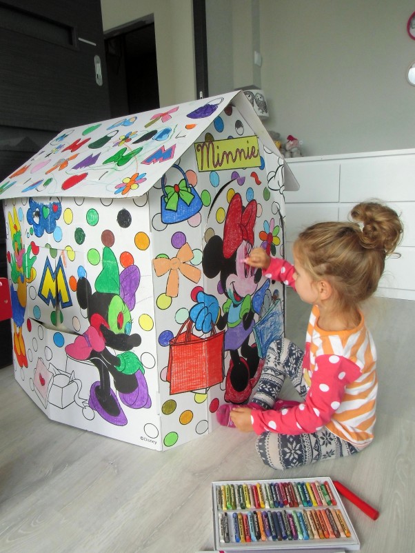 Mała 3&#45;letnia artystka :&#41; Nadia własnoręcznie maluje domek już od kilku tygodni :&#41; Jeszcze troszkę i zostanie skończony :&#41;