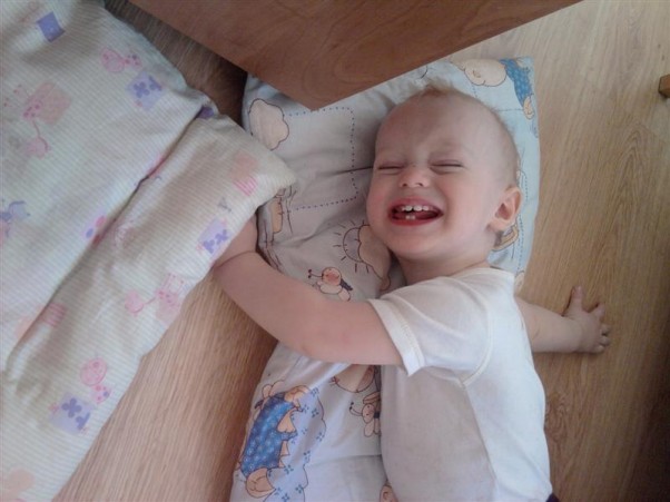 Zdjęcie zgłoszone na konkurs eBobas.pl Dwie poduszeczki mam, dwie rączki rozkładam i do ebobaska urodzinowy uśmiech ślę:&#41;
