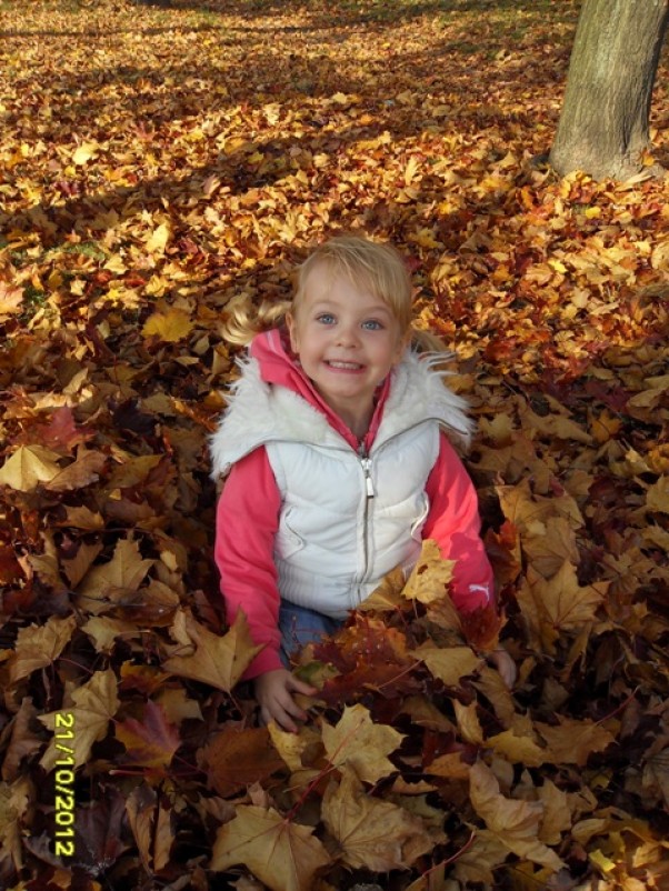Zdjęcie zgłoszone na konkurs eBobas.pl Po uśmiechu Roksanki widać, jak bardzo podoba jej sie jesienna aura :&#41;