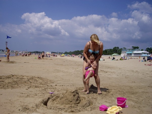 Budowanie zamku na plaży z mamą Budowaniu zamku na plaży. Wodę widać w dali :&#41;&#41;