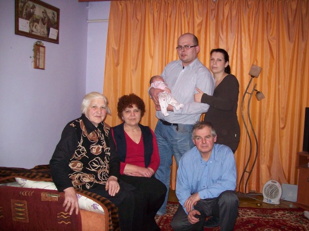 Zdjęcie zgłoszone na konkurs eBobas.pl Pierwsze chwile Asi w domu wraz z rodzicami, dziadkami i prababcią. 
