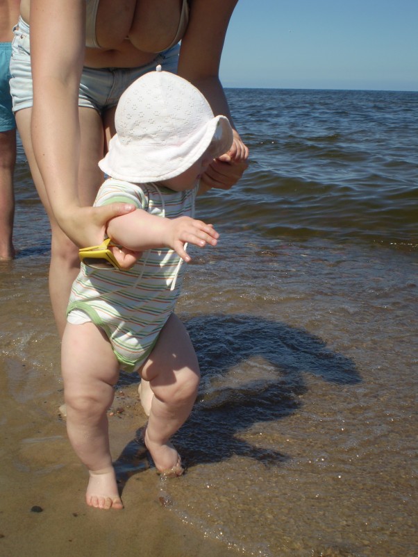 Zdjęcie zgłoszone na konkurs eBobas.pl Olcia była pierwszy raz w życiu nad morzem jak widać była tak zafascynowana tak jej się podobał &quot;wielki basen&quot;,że nie popatrzyła nawet w stronę obiektywu;P