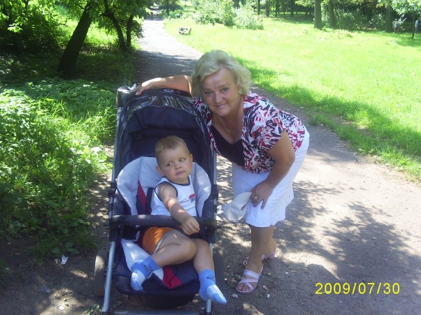 Zdjęcie zgłoszone na konkurs eBobas.pl Kajtuś na spacerze z Babcią:&#41;