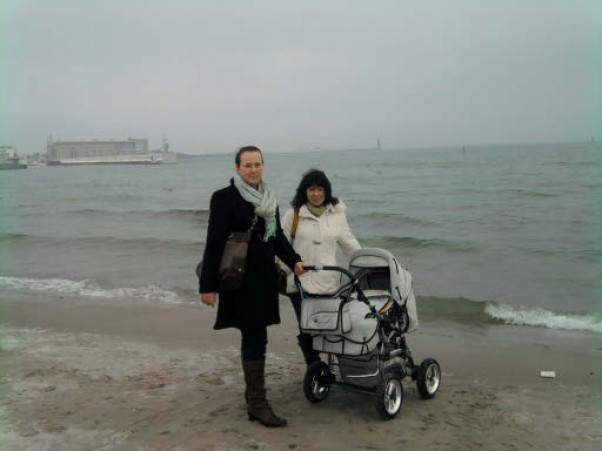 Lenka na spacerze z mamą i babcią gdyńską plażą :&#41; Szum morza bardzo uspokaja i do tego te świeże powietrze :&#41;