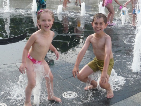 Rodzeństwo w fontannie Lato w mieście też może być ciekawe.