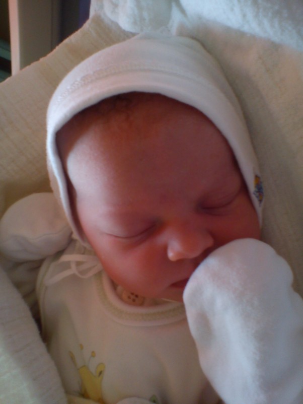 Pierwsze zdjęcie Amelki na sali poporodowej :&#41; Urodziła się 23.03.2011 o 5:30 w Rudzie Śląskiej &#40;41 tydzień&#41; Ważyła 3350 g i mierzyła 57 cm