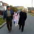 Najlepsze spacery są z babcią i dziadziem.