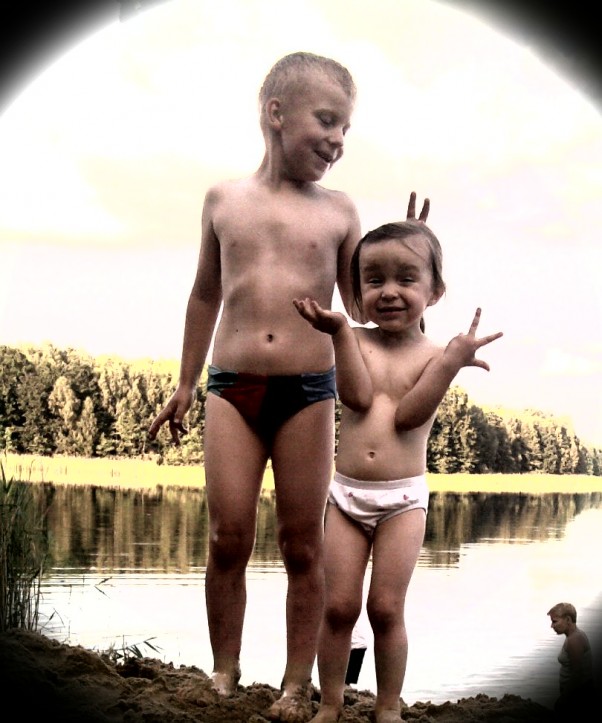 Zdjęcie zgłoszone na konkurs eBobas.pl Ola ze swoim bratem ciotecznym szykują się do kąpieli:&#41;:&#41;:&#41;***