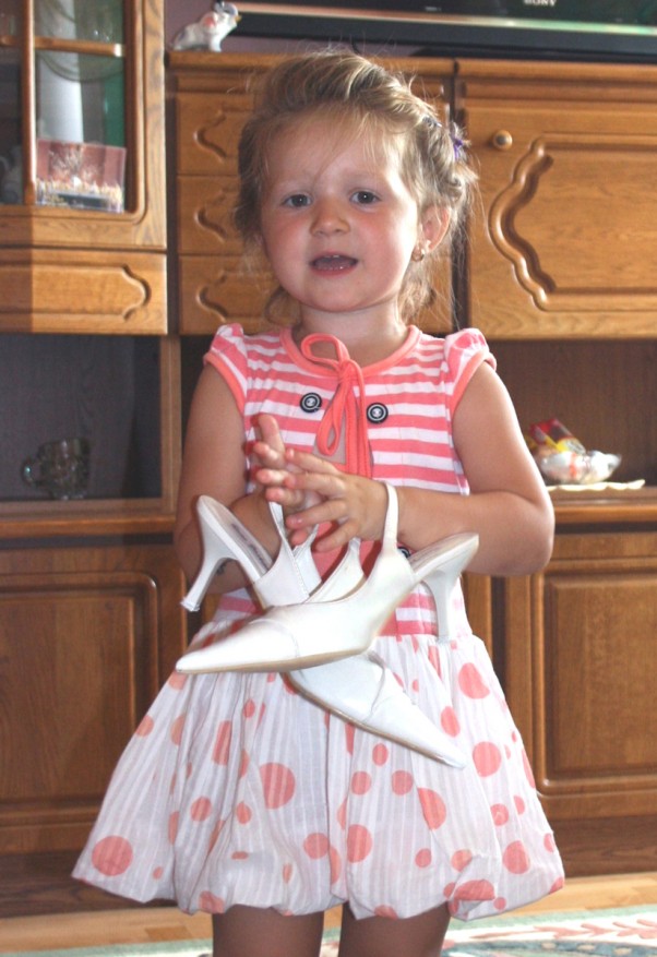 Zdjęcie zgłoszone na konkurs eBobas.pl Mała kobietka &#45; uwielbia  buty !!! :&#41;:&#41;:&#41;