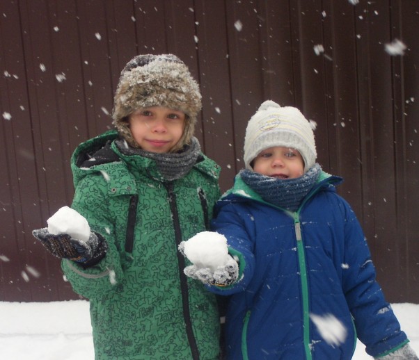 Zdjęcie zgłoszone na konkurs eBobas.pl takie śnieżki mamy &#45; zimę uwielbiamy :&#41;           Adrian i Mateusz w zimowej aurze.