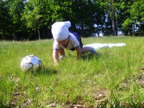 Zdjęcie zgłoszone na konkurs eBobas.pl Mateuszek próbuje stawiać pierwsze kroczki za piłką:&#41;