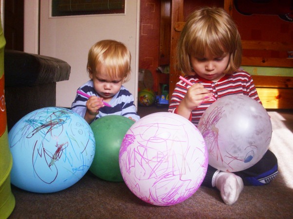 Zdjęcie zgłoszone na konkurs eBobas.pl kolorowe baloniki wykonane przez Adrianka&#40;4latka&#41;  i Mateuszka&#40;1roczek i 3msc&#41; 