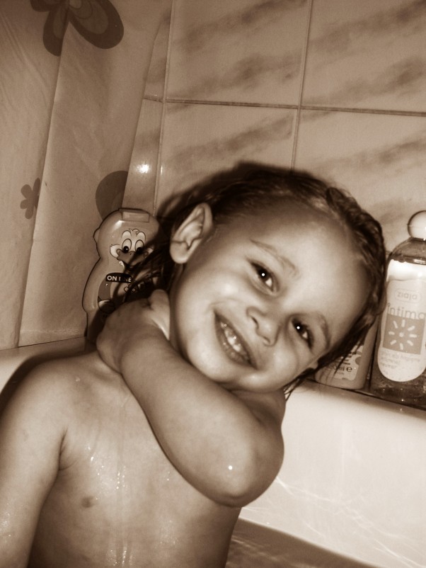 Zdjęcie zgłoszone na konkurs eBobas.pl samodzielna kąpiel Adrianka :&#41; 