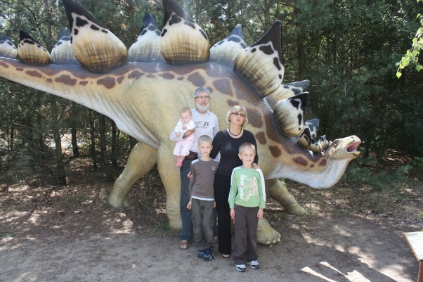 Prehistoria Babcia Nella i Dziadek Mietek z Kubusiem, Adasiem i Emilką w Parku Dinozaurów koło Świerkocina.