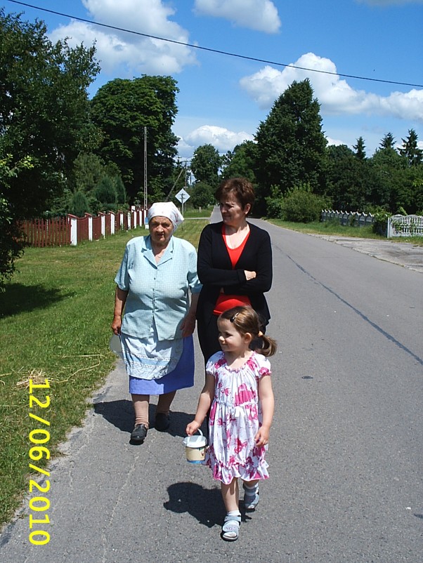 W drodze Alutka w drodze na truskawki z babcią i prababcią