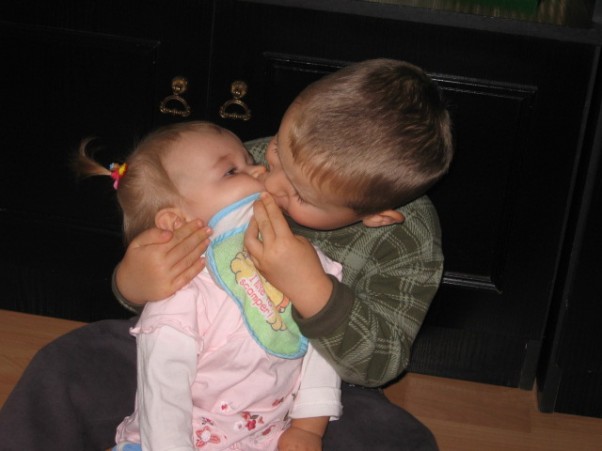 Zdjęcie zgłoszone na konkurs eBobas.pl Moja siostrzyczka Zuzia skonczyła roczek więc dostała wielkiego buziaka :&#41;:&#41;