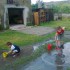 Pomagamy mamie sprzątnąć bajorko koło domu po deszczu.