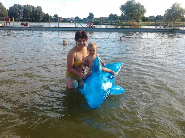 Zdjęcie zgłoszone na konkurs eBobas.pl Ja w wodzie a Benuś na delfinie :&#41;