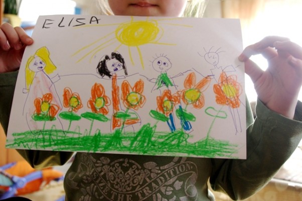 Zdjęcie zgłoszone na konkurs eBobas.pl Eliza 5 lat  &#45;cała rodzina&#40;mama,tata,kika i bartek wród marcowych kwiatów....pod gorącym słońcem:&#41;